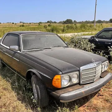 1979 Mercedes-Benz 300 E 2.6 Sedan 4D