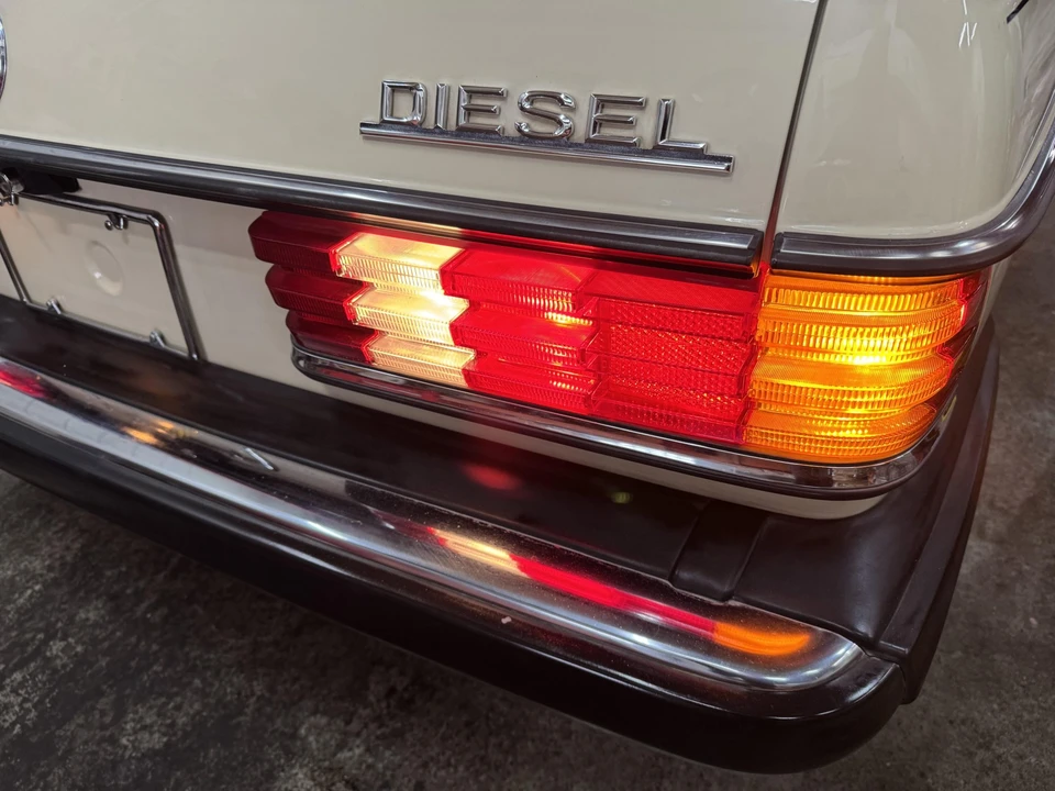 1979 Mercedes-Benz W123 Sedan - Image 25 of 31