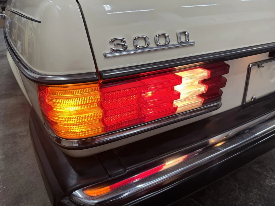 1979 Mercedes-Benz W123 Sedan - Image 24 of 31