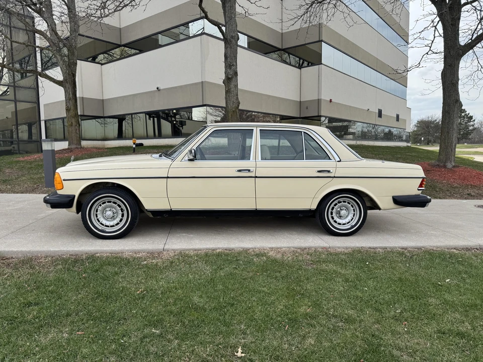 1979 Mercedes-Benz W123 Sedan - Image 2 of 31