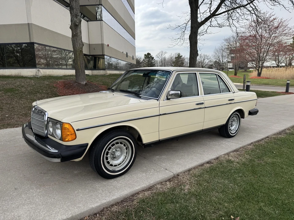 1979 Mercedes-Benz W123 Sedan - Image 3 of 31