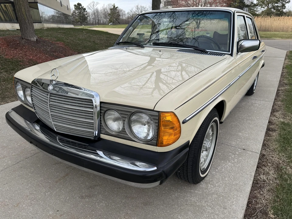1979 Mercedes-Benz W123 Sedan - Image 4 of 31