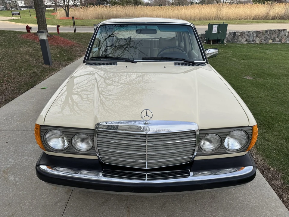 1979 Mercedes-Benz W123 Sedan - Image 5 of 31