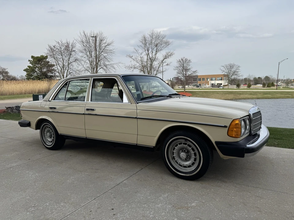 1979 Mercedes-Benz W123 Sedan - Image 8 of 31
