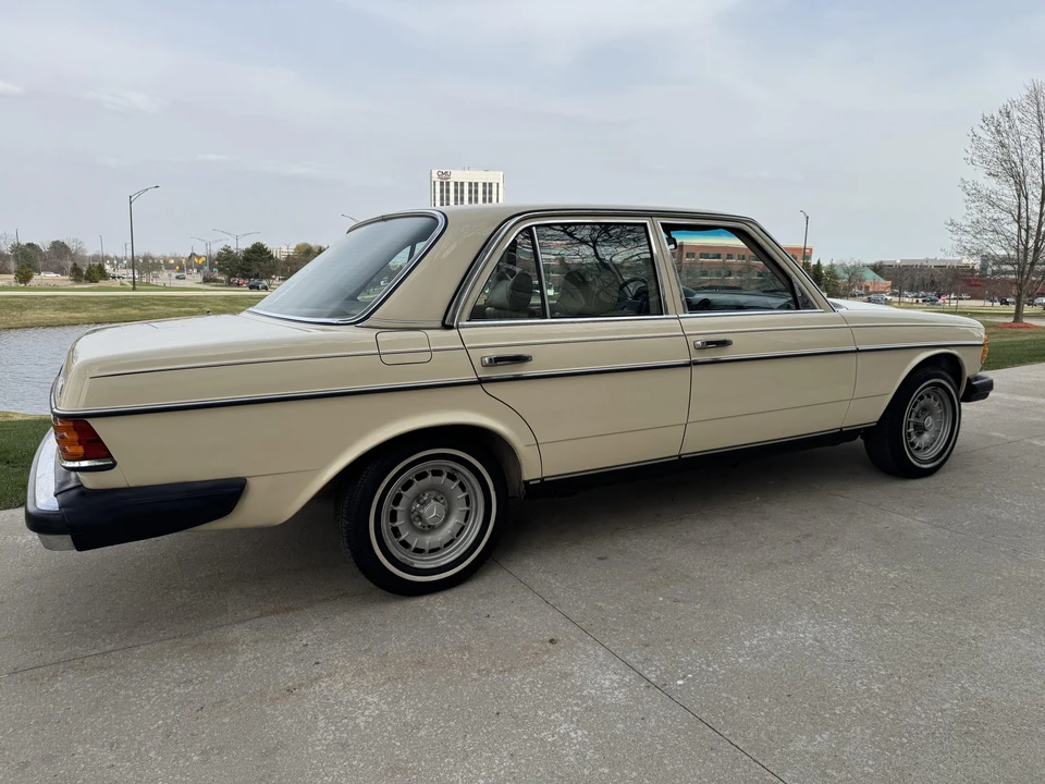 1979 Mercedes-Benz W123 Sedan - Image 10 of 31