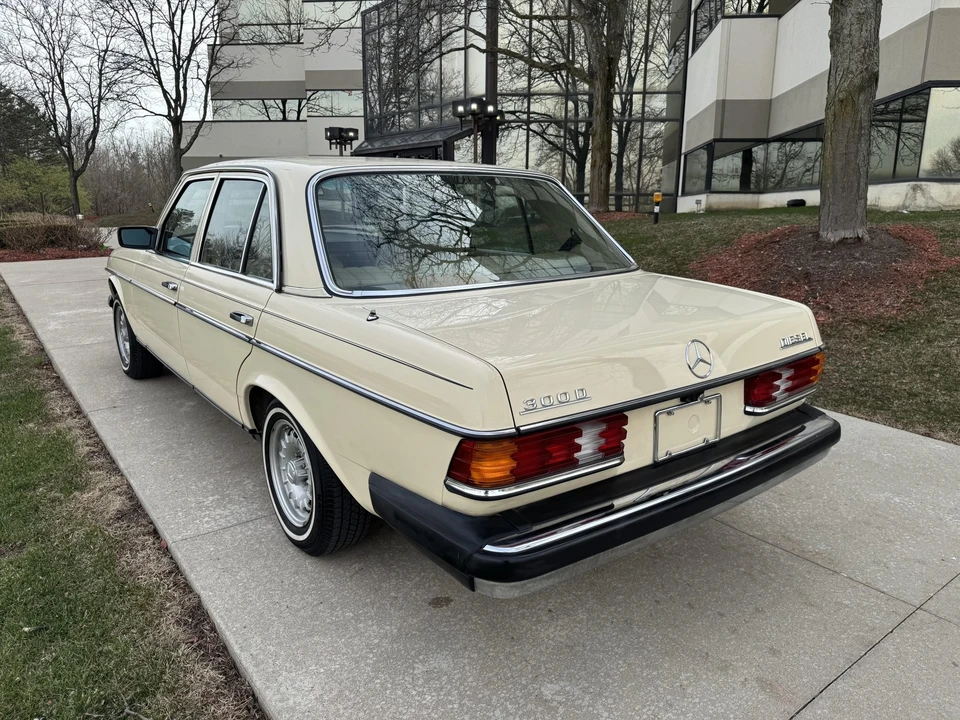 1979 Mercedes-Benz W123 Sedan - Image 14 of 31