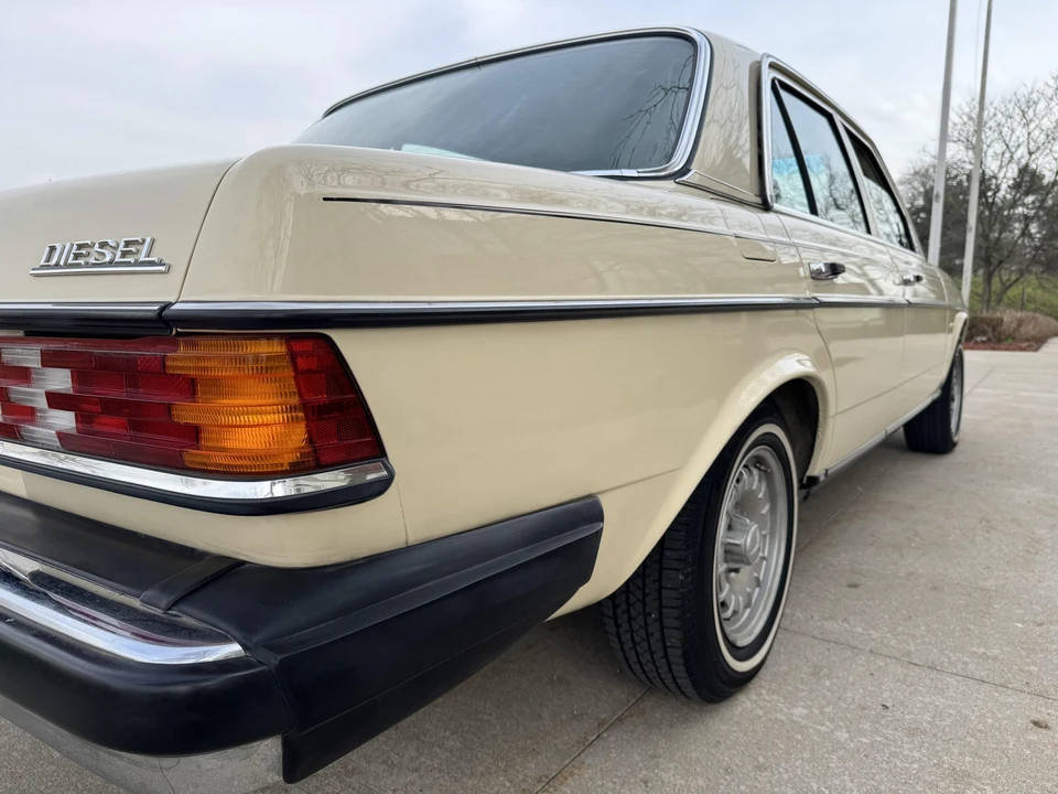 1979 Mercedes-Benz W123 Sedan - Image 20 of 31