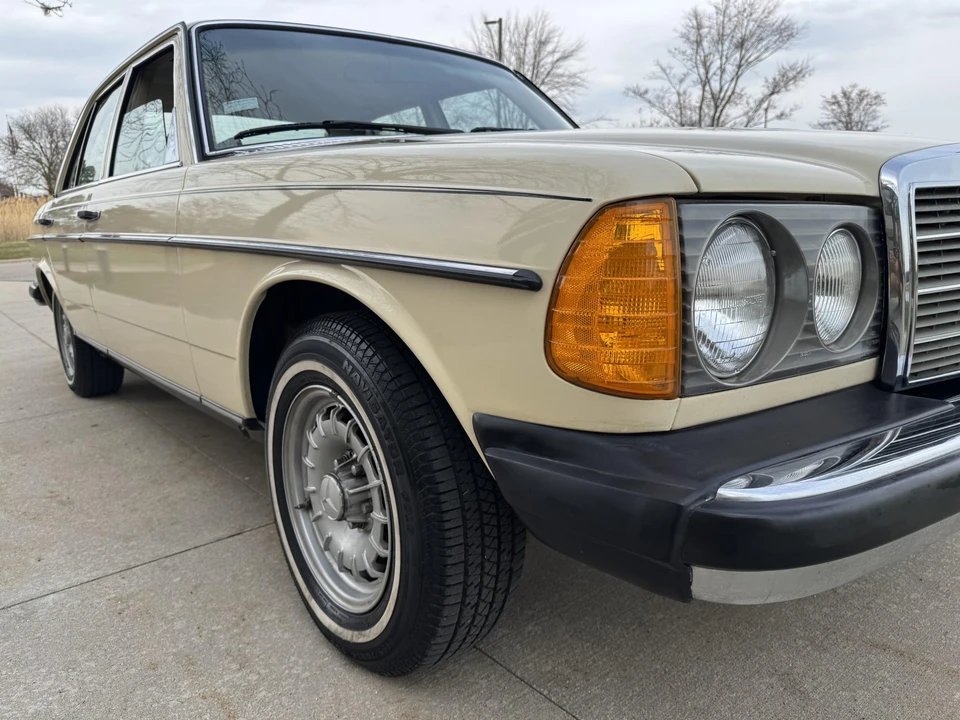 1979 Mercedes-Benz W123 Sedan - Image 15 of 31