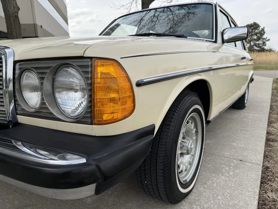 1979 Mercedes-Benz W123 Sedan - Image 16 of 31