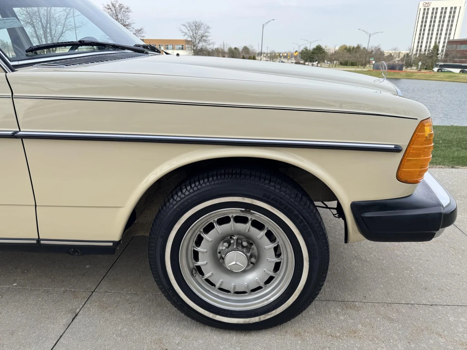 1979 Mercedes-Benz W123 Sedan - Image 27 of 31