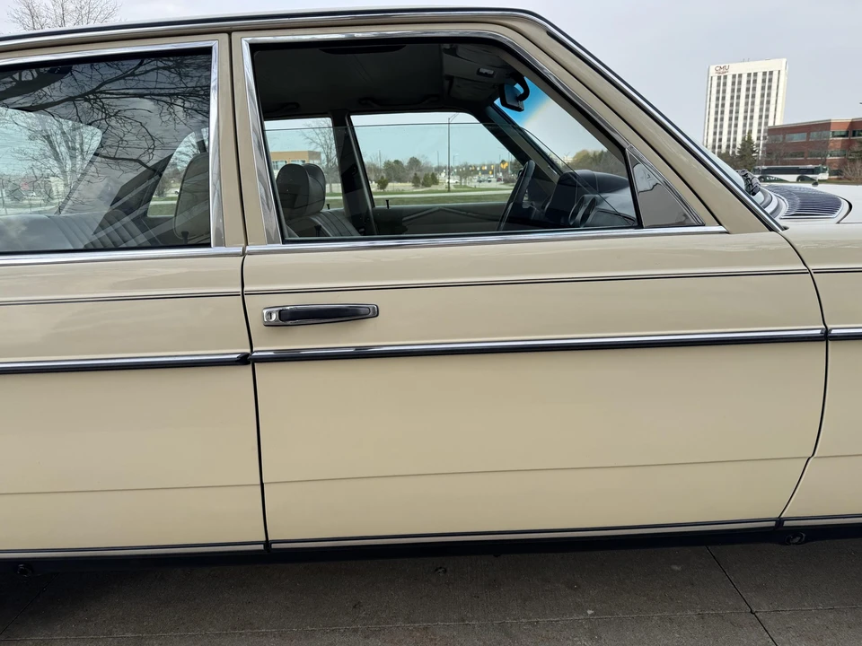 1979 Mercedes-Benz W123 Sedan - Image 28 of 31