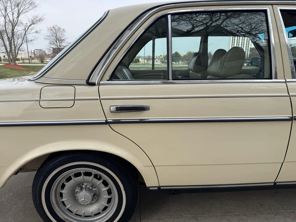 1979 Mercedes-Benz W123 Sedan - Image 29 of 31