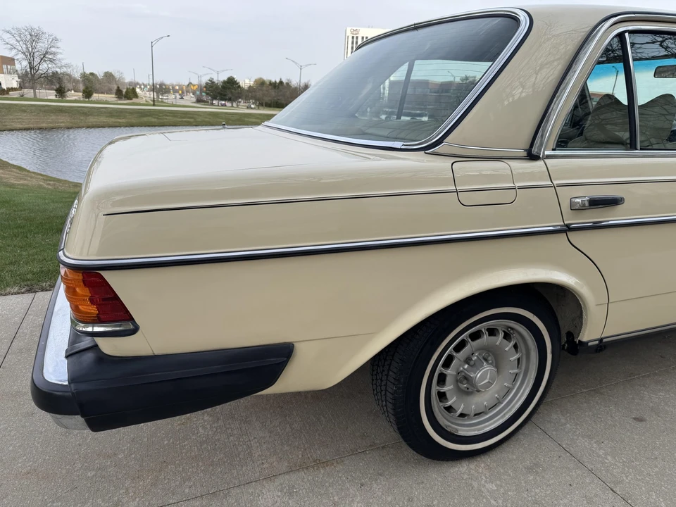 1979 Mercedes-Benz W123 Sedan - Image 30 of 31