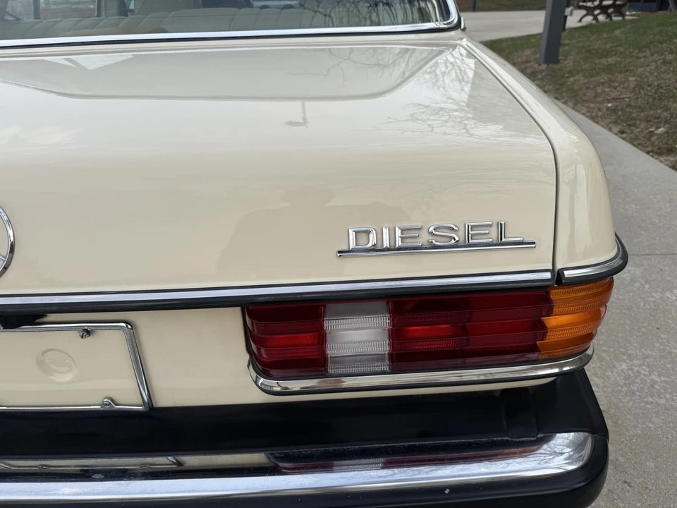 1979 Mercedes-Benz W123 Sedan - Image 23 of 31