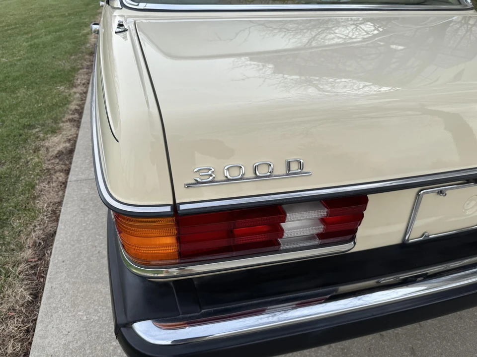 1979 Mercedes-Benz W123 Sedan - Image 22 of 31