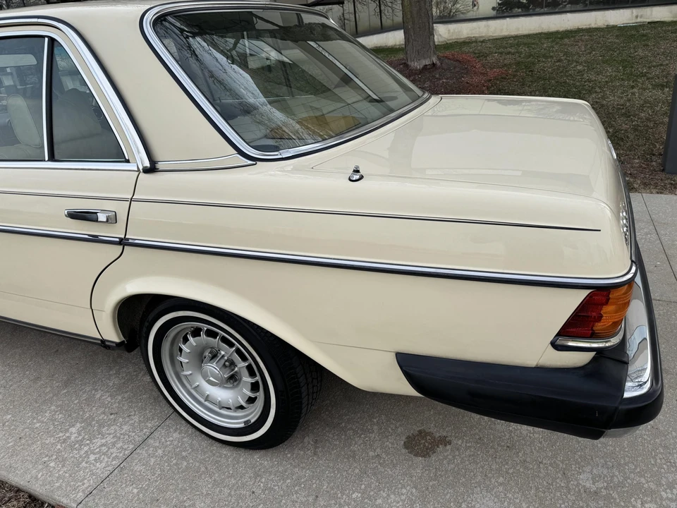 1979 Mercedes-Benz W123 Sedan - Image 31 of 31