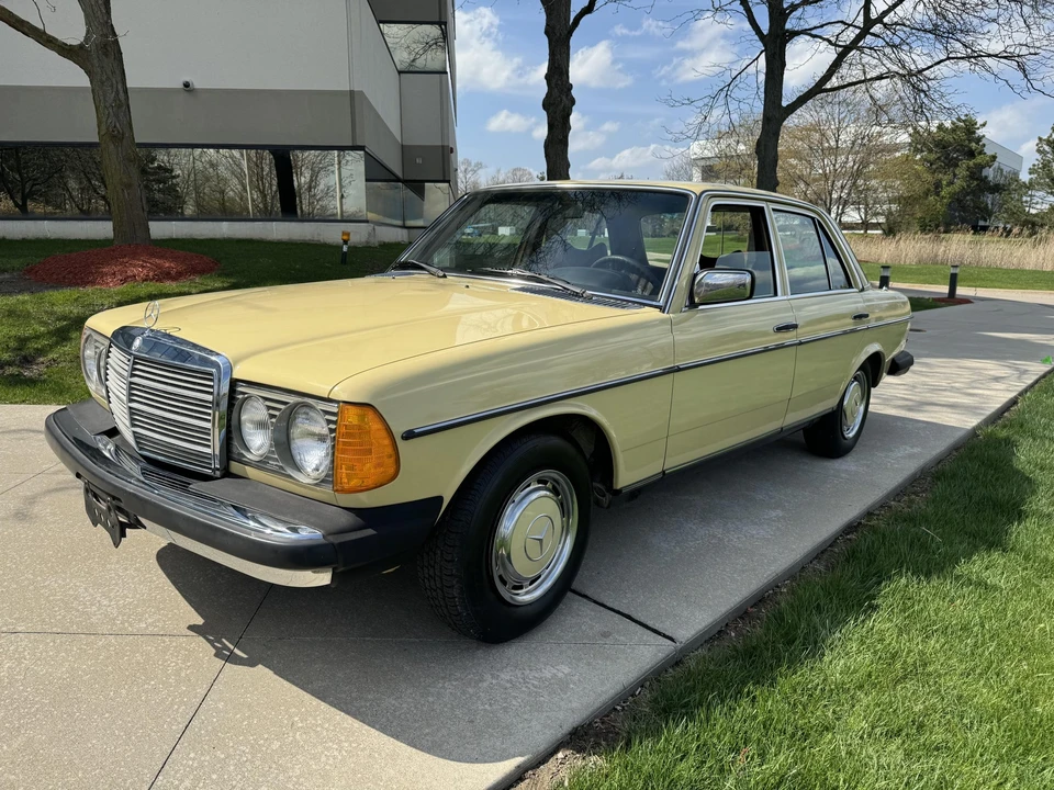 1979 Mercedes-Benz W123 Sedan - Image 10 of 31