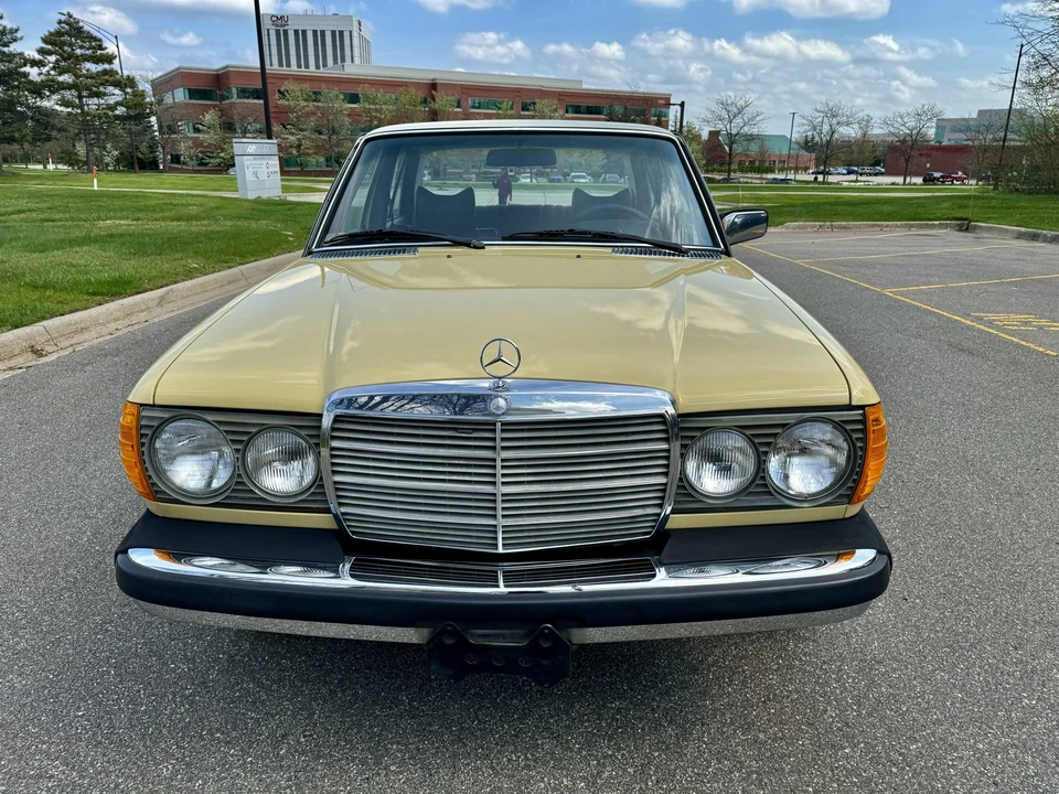 1979 Mercedes-Benz W123 Sedan - Image 2 of 31