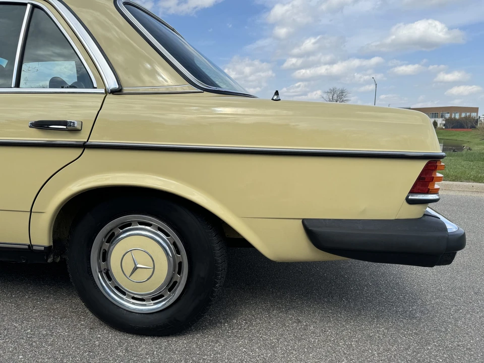 1979 Mercedes-Benz W123 Sedan - Image 15 of 31