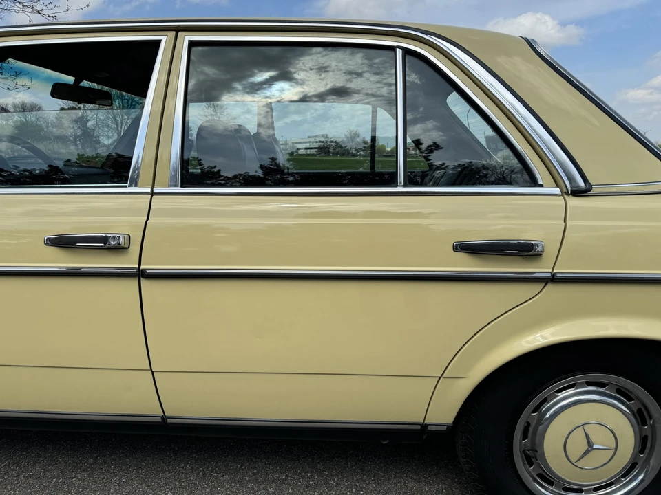 1979 Mercedes-Benz W123 Sedan - Image 14 of 31