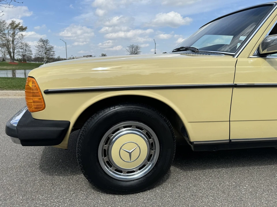 1979 Mercedes-Benz W123 Sedan - Image 12 of 31