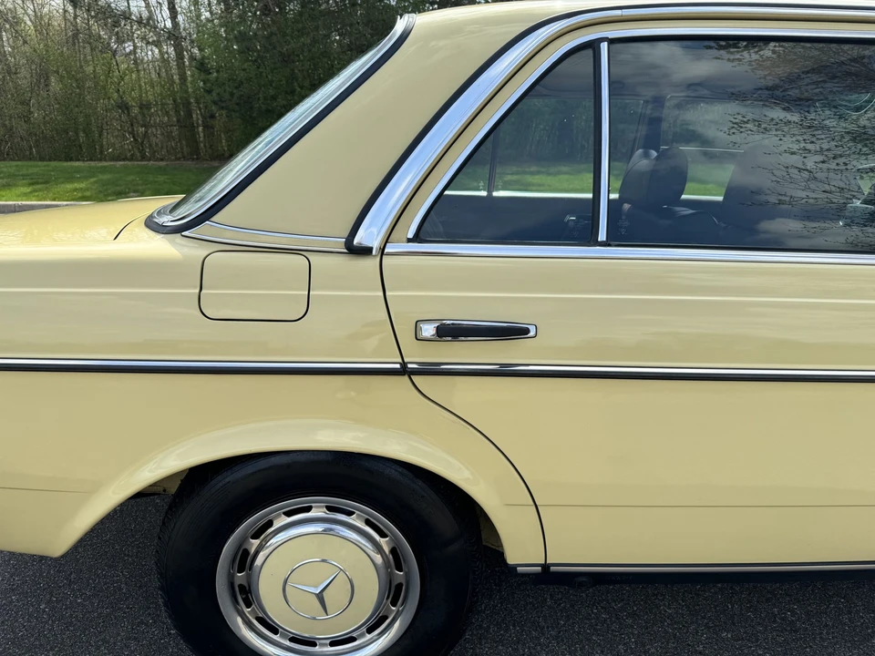 1979 Mercedes-Benz W123 Sedan - Image 17 of 31