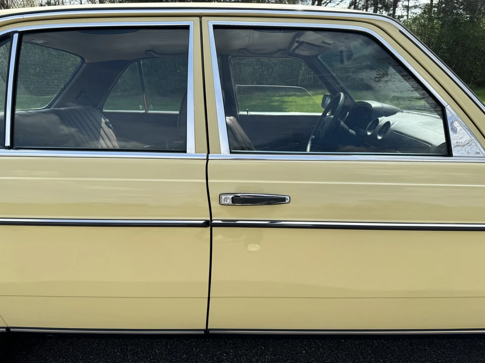 1979 Mercedes-Benz W123 Sedan - Image 18 of 31