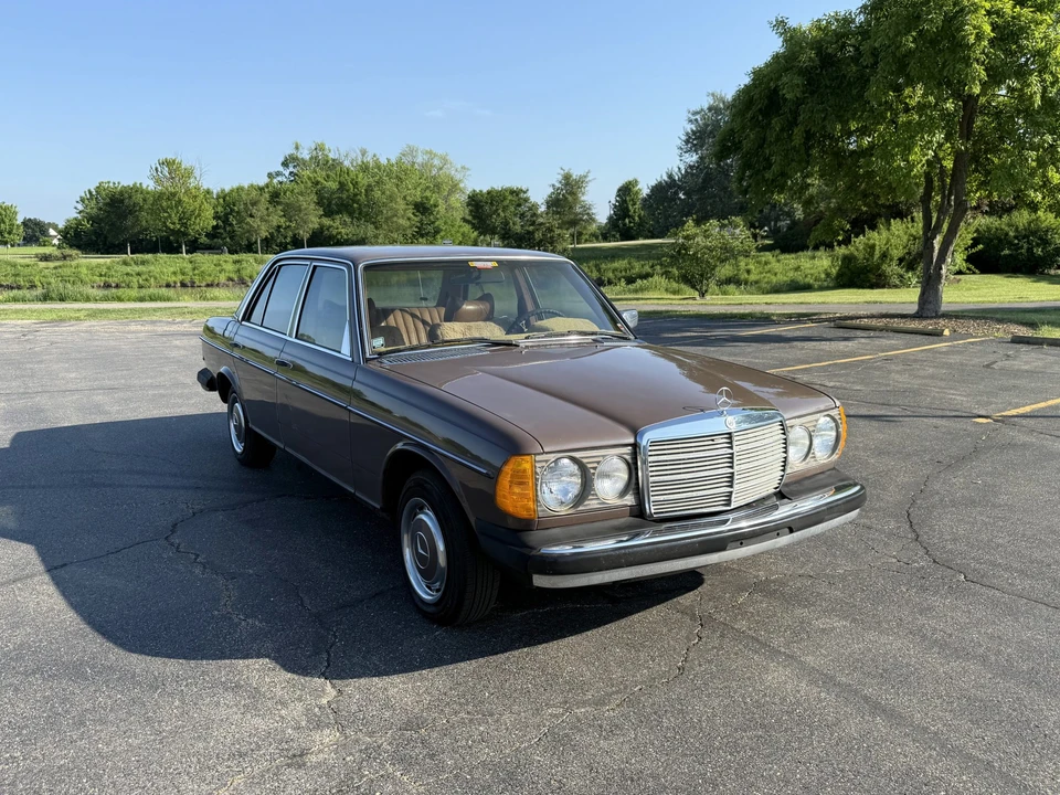 1979 Mercedes-Benz W123 Sedan - Image 5 of 31