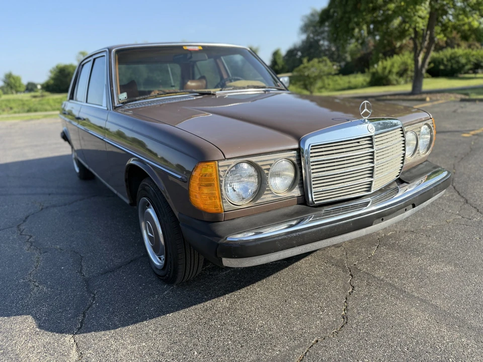 1979 Mercedes-Benz W123 Sedan - Image 4 of 31