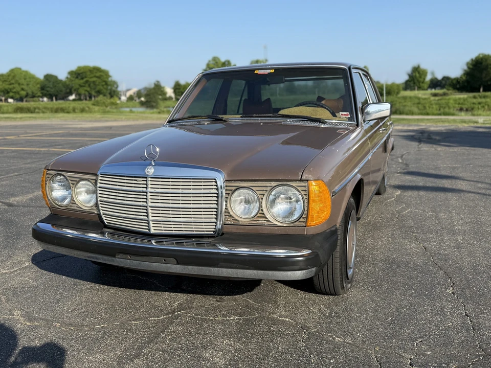 1979 Mercedes-Benz W123 Sedan - Image 2 of 31