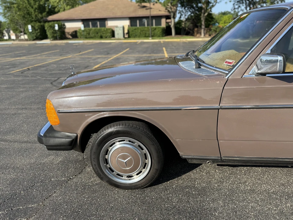 1979 Mercedes-Benz W123 Sedan - Image 22 of 31