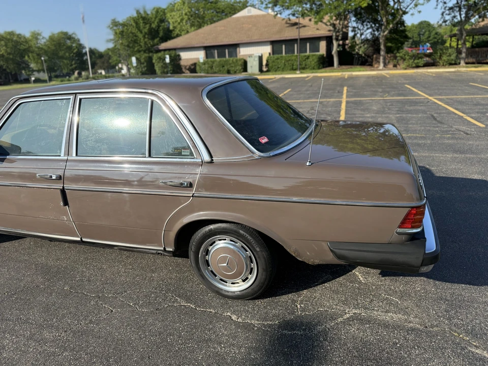 1979 Mercedes-Benz W123 Sedan - Image 21 of 31