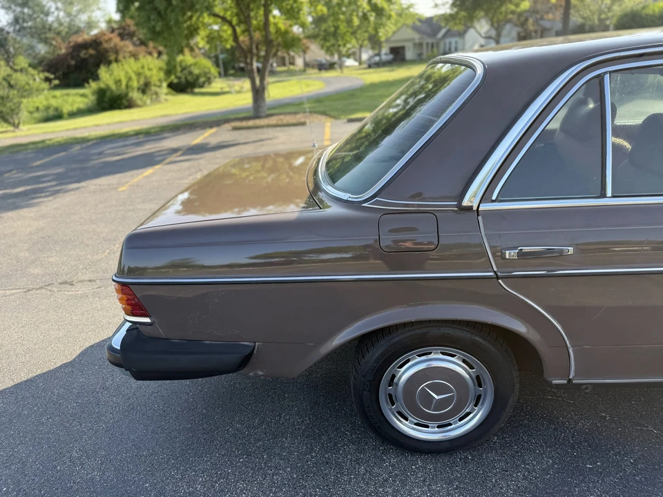 1979 Mercedes-Benz W123 Sedan - Image 25 of 31
