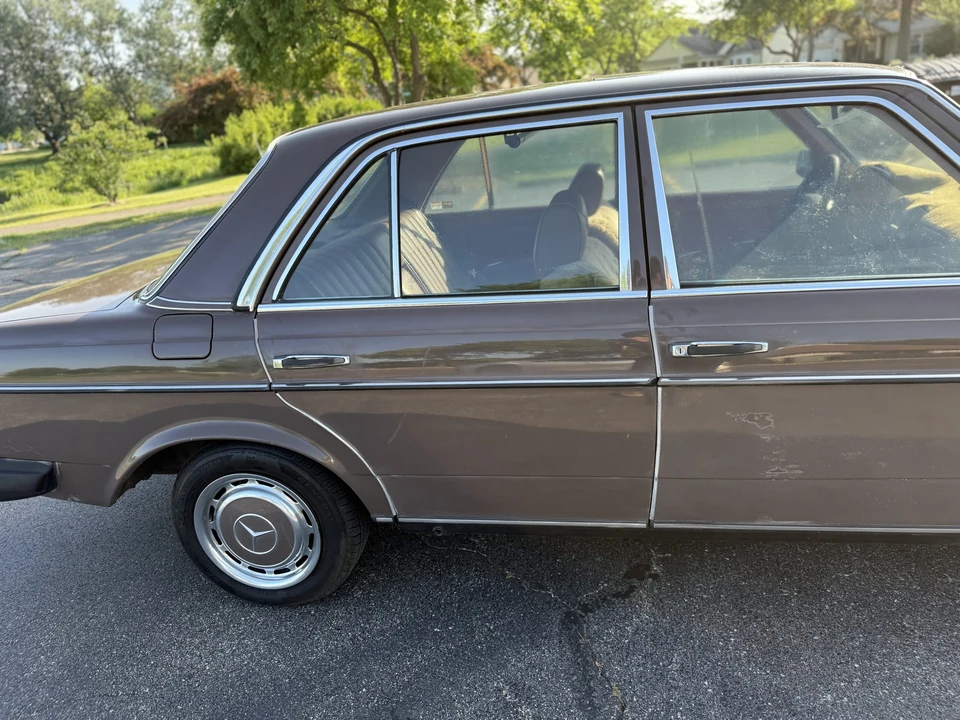 1979 Mercedes-Benz W123 Sedan - Image 16 of 31