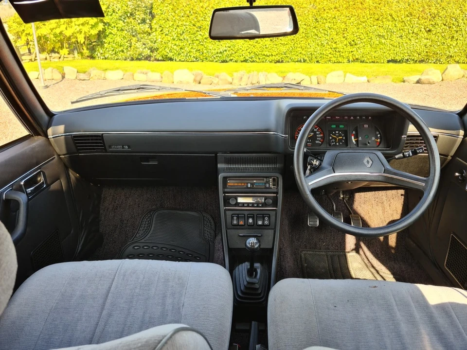 1979 Renault - Image 2 of 30