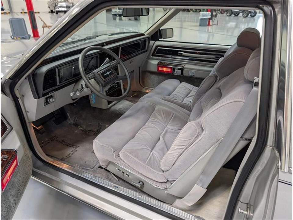1980 Ford Thunderbird 8th Gen - Image 10 of 16