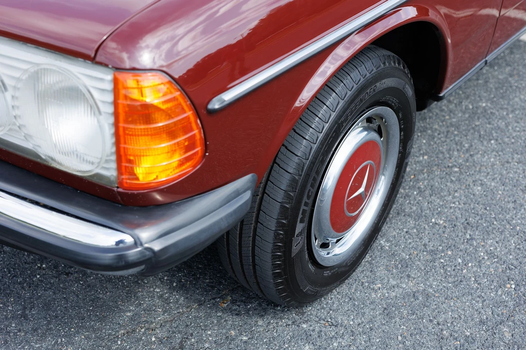 1980 Mercedes-Benz W123 Sedan - Image 24 of 31