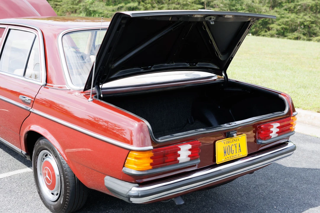 1980 Mercedes-Benz W123 Sedan - Image 18 of 31