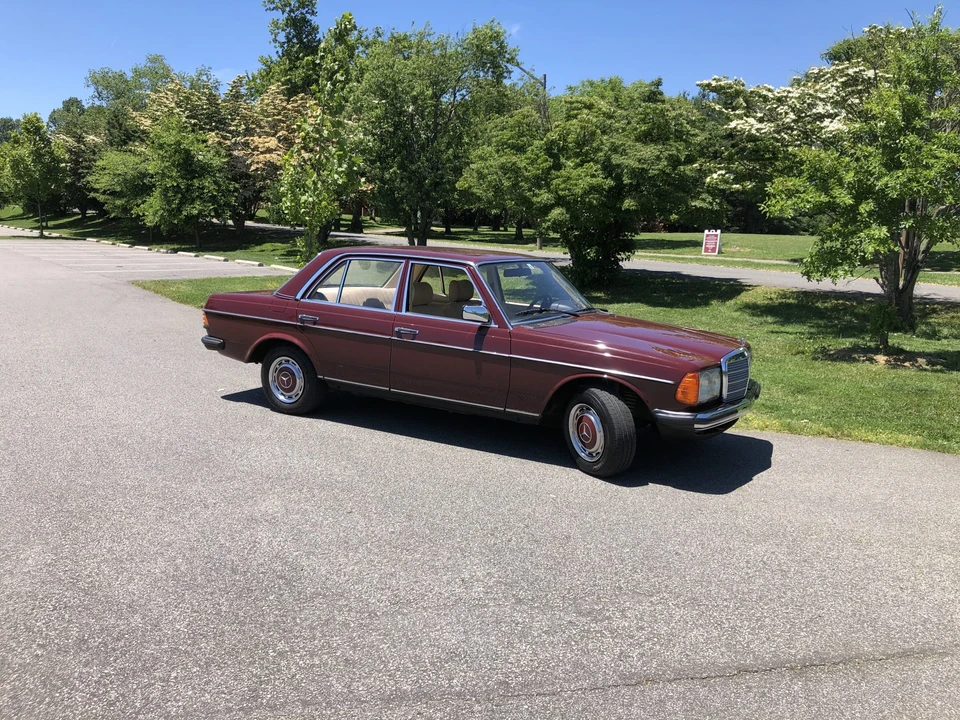 1980 Mercedes-Benz W123 Sedan - Image 2 of 31