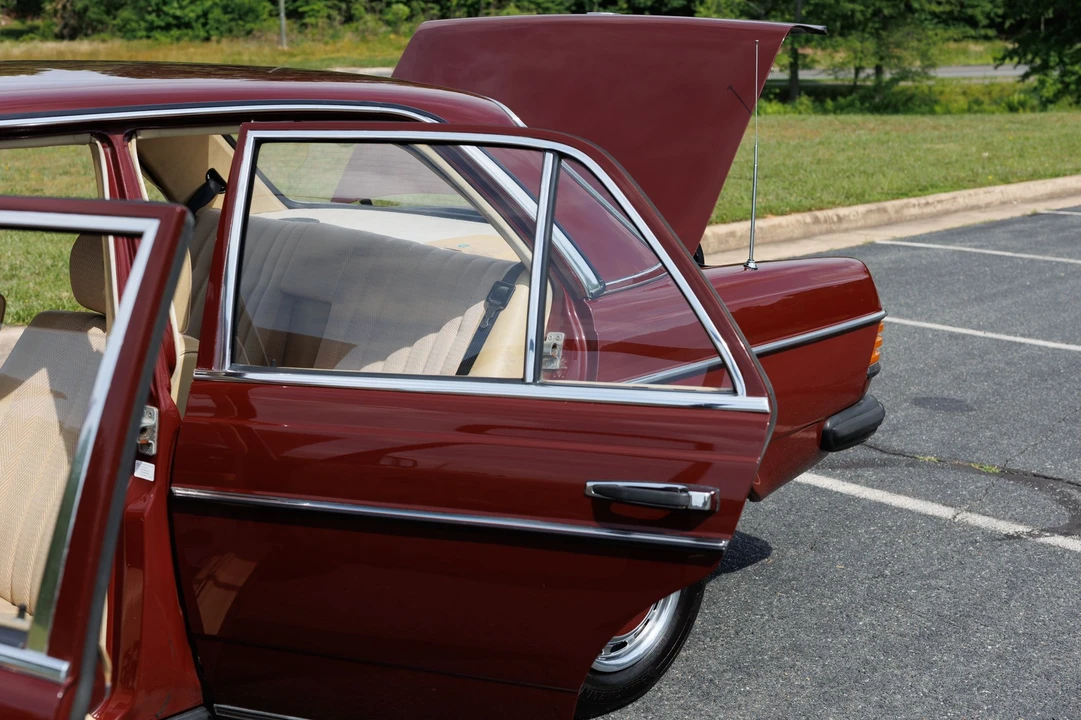 1980 Mercedes-Benz W123 Sedan - Image 17 of 31