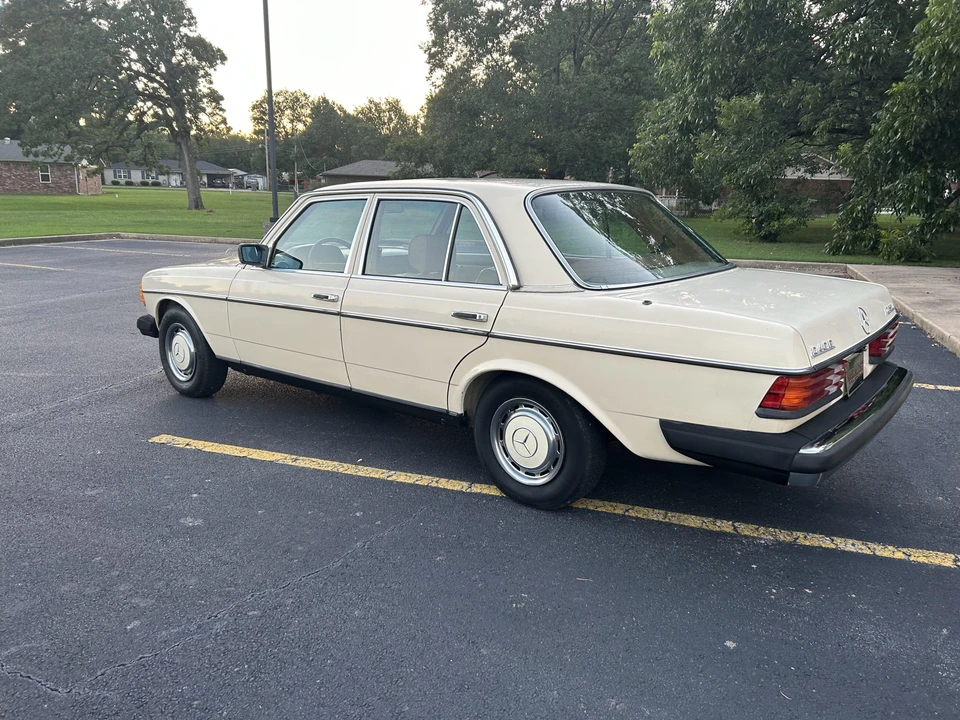 1980 Mercedes-Benz W123 Sedan - Image 11 of 31