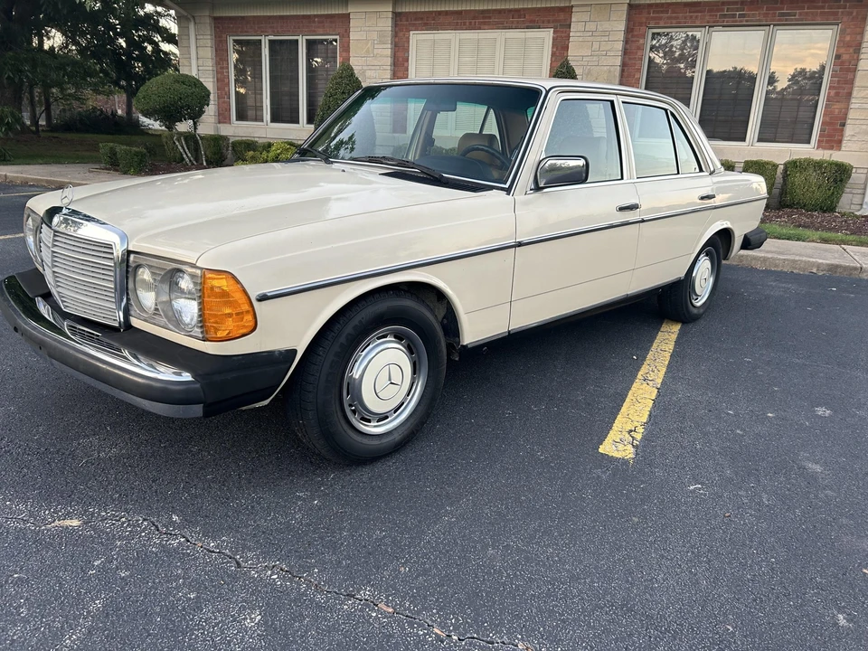 1980 Mercedes-Benz W123 Sedan - Image 10 of 31