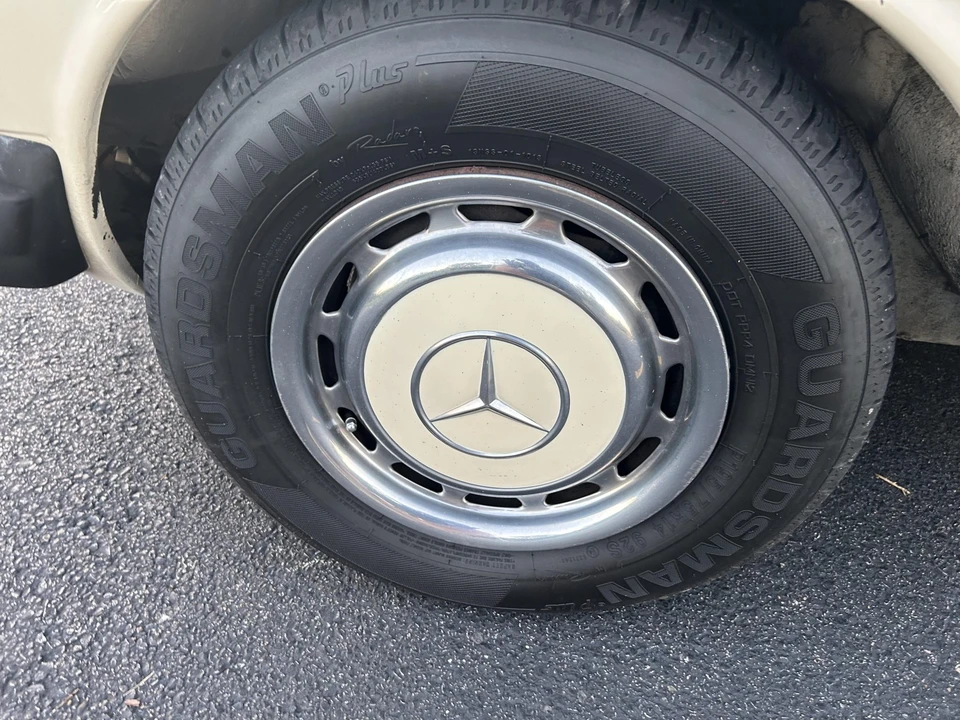 1980 Mercedes-Benz W123 Sedan - Image 22 of 31