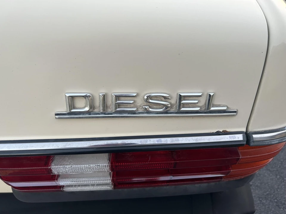 1980 Mercedes-Benz W123 Sedan - Image 18 of 31
