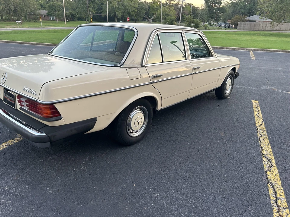 1980 Mercedes-Benz W123 Sedan - Image 13 of 31