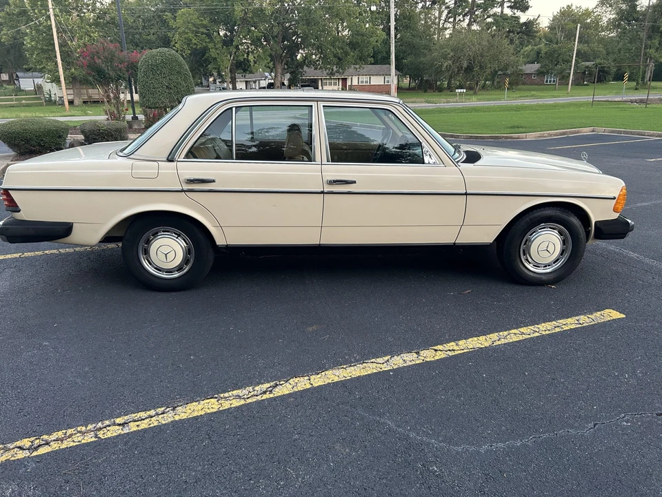 1980 Mercedes-Benz W123 Sedan - Image 14 of 31
