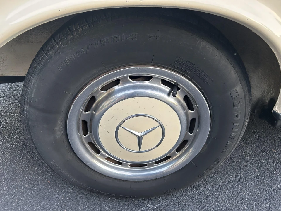 1980 Mercedes-Benz W123 Sedan - Image 24 of 31