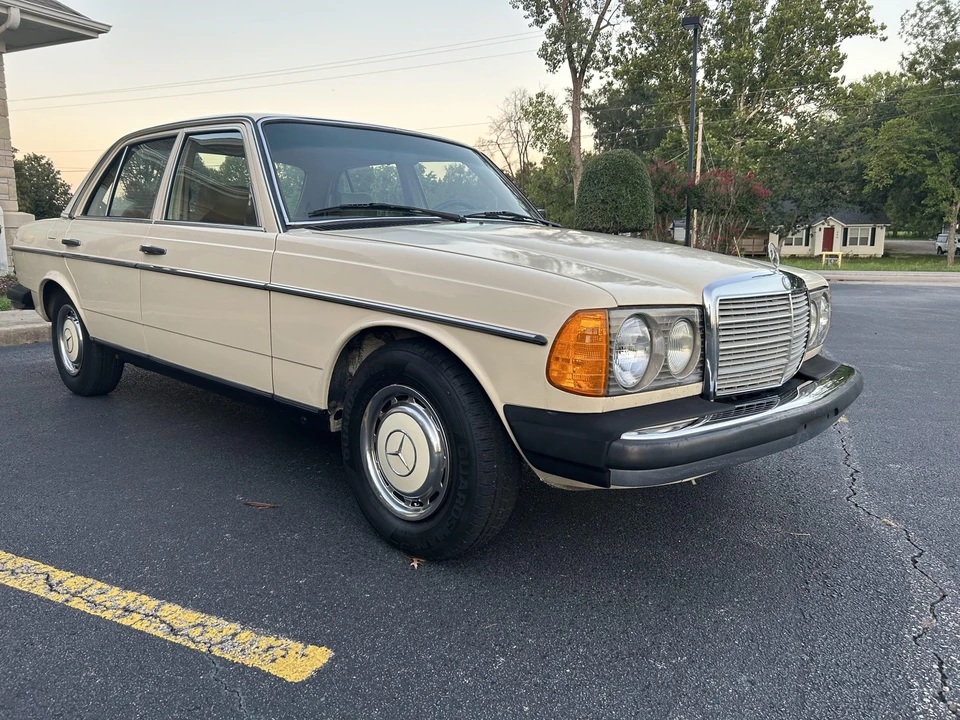 1980 Mercedes-Benz W123 Sedan - Image 15 of 31