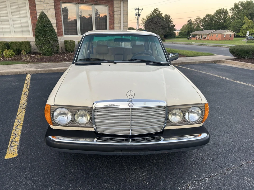 1980 Mercedes-Benz W123 Sedan - Image 9 of 31