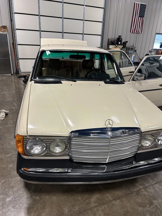 1980 Mercedes-Benz W123 Sedan - Image 2 of 31